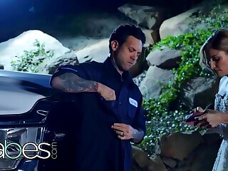 Sexy &lpar;Nikki Peach&rpar; plumbed outdoors by stranger man fixing her car - Honeys