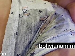 Operada y llena de ganas... picayune aguante y tuve q masturbarme.... quieres ver como moje mi short? Entra en bolivianamimi.tv